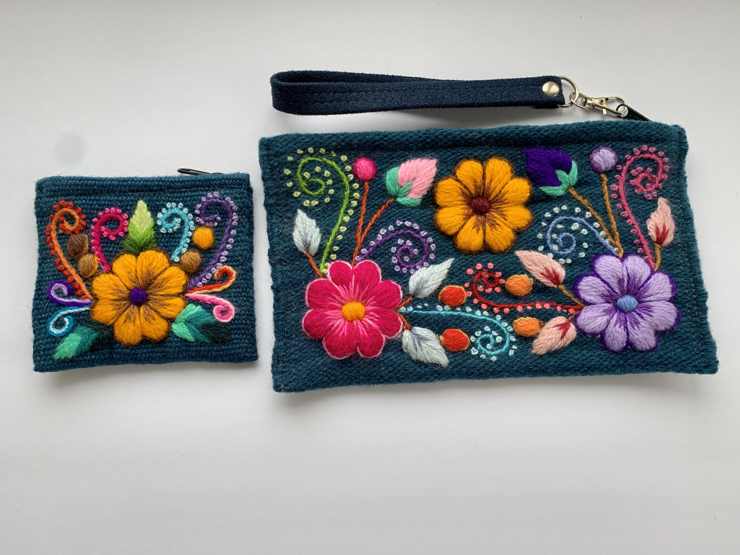 Embroidered wallet and coin pouch Carmen