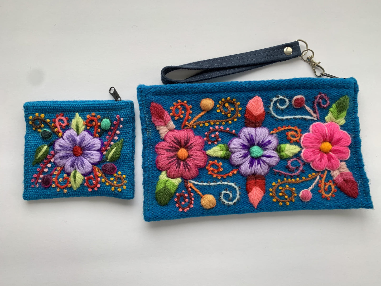 Embroidered wallet and coin pouch María