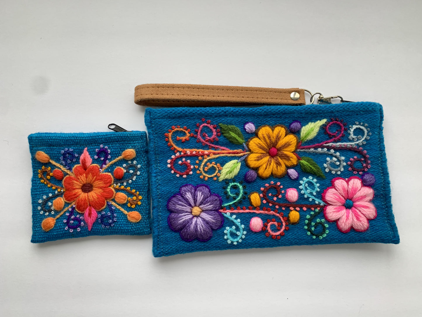 Embroidered wallet and coin pouch Mariana